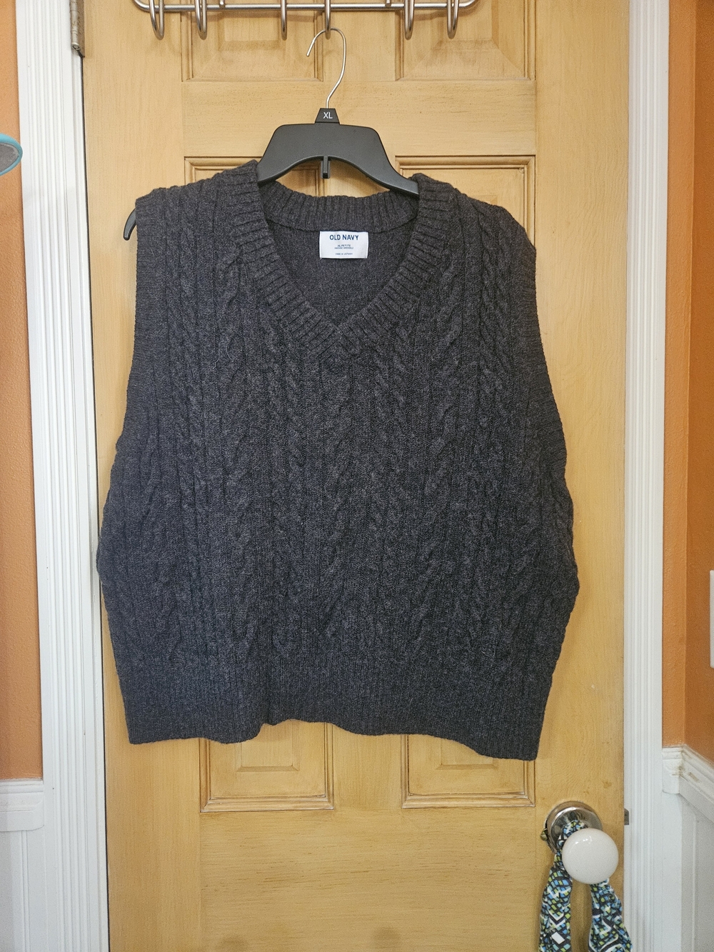 Old Navy Men's Charcoal Cable-Knit V-Neck Sweater Vest - Dark Gray